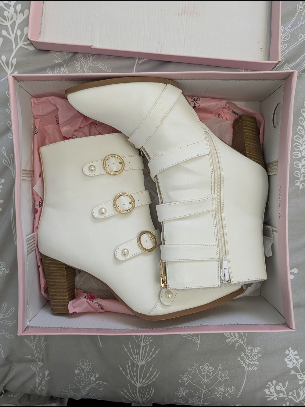Penny Loves Kenny White Buckled Pearl Ankle Boots - Size 9 - Like New in Box